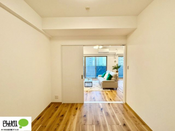 ���̑����ρ@���r���O���ɂ͗m�����B�h�A���J���āA����ɍL����Ԃɂ��邱�Ƃ��\�ł�