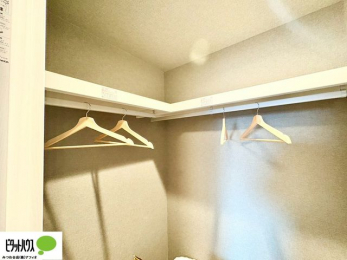 ���[�@�N���[�[�b�g�́A�����E���s��������A��̒����ߗނ����N���N���[�\�ł�