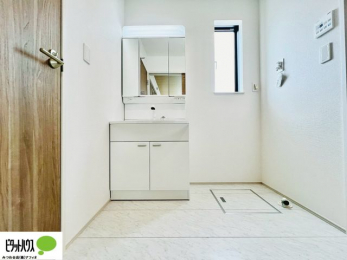 ʑEʏ@{Hʐ^@Oʋ̗AVNȂǑ[ALXƂʉϑłB