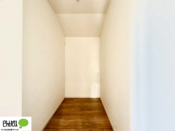 ���[�@�傫�ȃE�H�[�N�C���N���[�[�b�g�ɂ́A�G�ߕ��̈ߗނȂǂ܂Ƃ߂Ď��[�ł��A���������L���g���܂�