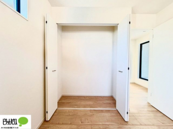 �q�������@�傫�Ȏ��[�͂��m����ׂ����G�݂������Ղ肵�܂��܂��B