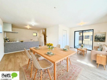 ���r���O�@�l�C�̑ΖʃL�b�`���ŉƑ��݂�Ȃ������ꏏ�B�����ۂ̎����ʐ^��CG�ŉƋ��z�u�����C���[�W�ł���A���ۂƂ͑����قȂ�܂��B