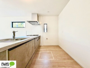 �L�b�`���@�l�C�̃J�E���^�[�L�b�`������́A���r���O�ɂ��邲�Ƒ��̗l�q���f���܂�