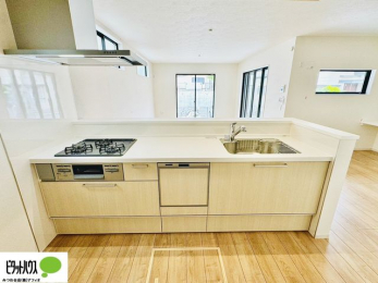 �L�b�`���@�{�H��ʐ^�@�l�C�̃J�E���^�[�L�b�`������́A���r���O�ɂ��邲�Ƒ��̗l�q���f���܂�