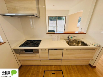 �L�b�`���@�l�C�̃J�E���^�[�L�b�`������́A���r���O�ɂ��邲�Ƒ��̗l�q���f���܂�