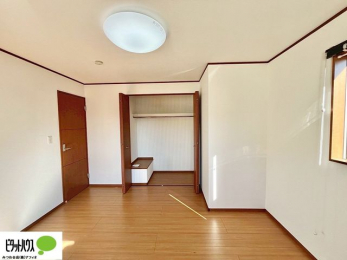 �o���R�j�[�@�N���[�[�b�g�́A�����E���s��������A��̒����ߗނ����N���N���[�\�ł��B