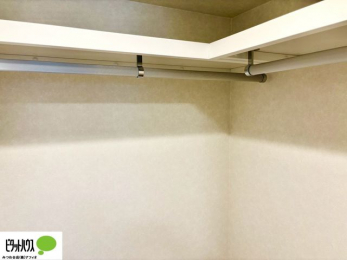 ���[�@�傫�ȃE�H�[�N�C���N���[�[�b�g�ɂ́A�G�ߕ��̈ߗނȂǂ܂Ƃ߂Ď��[�ł��A���������L���g���܂�