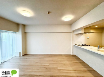 ���r���O�@�傫�ȑ��̂��郊�r���O�͖��邭�A���ʂ����ǂ��A�Ƒ��݂�Ȃ̏΂����������n��܂�