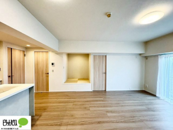 ���r���O�@���R�����������ޒg���ȃ��r���O�B��������ɂ͓Ǐ��₨���Q�ł����Ȃ���̂�т�Ɖ߂����ЂƎ����B