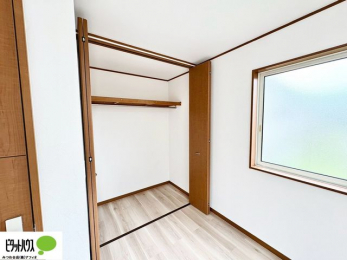 ���[�@�N���[�[�b�g�́A�����E���s��������A��̒����ߗނ����N���N���[�\�ł�