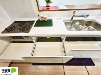 �L�b�`���@�l�C�̃J�E���^�[�L�b�`������́A���r���O�ɂ��邲�Ƒ��̗l�q���f���܂�