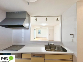 �L�b�`���@�l�C�̃J�E���^�[�L�b�`������́A���r���O�ɂ��邲�Ƒ��̗l�q���f���܂�