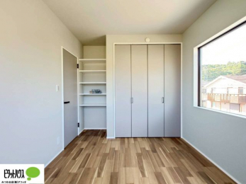 ���[�@�N���[�[�b�g�́A�����E���s��������A��̒����ߗނ����N���N���[�\�ł�