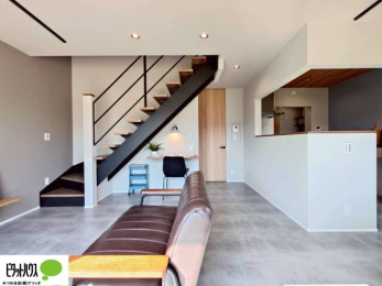 ���r���O�@���R�ƉƑ��̊炪���킹����l�C�̃��r���O�C���K�i�B