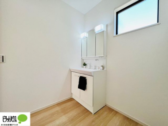 ʑEʏ@{Hʐ^@Oʋ̗AVNȂǑ[ALXƂʉϑłB