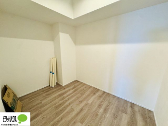 ���[�@�傫�ȃE�H�[�N�C���N���[�[�b�g�ɂ́A�G�ߕ��̈ߗނȂǂ܂Ƃ߂Ď��[�ł��A���������L���g���܂�