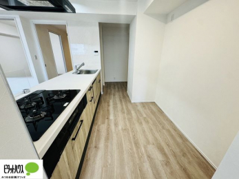 �L�b�`���@�l�C�̃J�E���^�[�L�b�`������́A���r���O�ɂ��邲�Ƒ��̗l�q���f���܂�