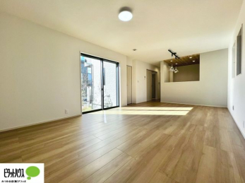 ���r���O�@���R�����������ޒg���ȃ��r���O�B��������ɂ͓Ǐ��₨���Q�ł����Ȃ���̂�т�Ɖ߂����ЂƎ����B