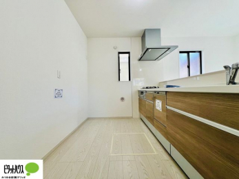 �L�b�`���@�{�H��ʐ^�F�l�C�̃J�E���^�[�L�b�`������́A���r���O�ɂ��邲�Ƒ��̗l�q���f���܂�