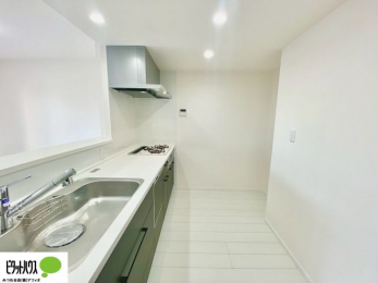 �L�b�`���@�l�C�̃J�E���^�[�L�b�`������́A���r���O�ɂ��邲�Ƒ��̗l�q���f���܂�