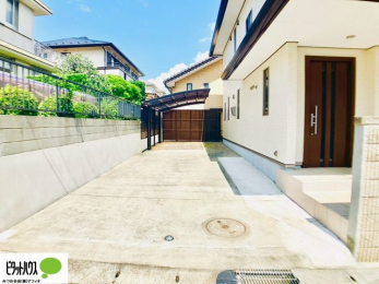 �@�}�ȗ��q����A���Ƒ��̎��]�ԃX�y�[�X�Ƃ��Ă��劈��