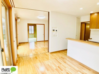 ���r���O�@���R�����������ޒg���ȃ��r���O�B��������ɂ͓Ǐ��₨���Q�ł����Ȃ���̂�т�Ɖ߂����ЂƎ����B