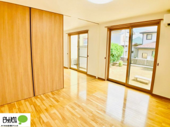 ���r���O�@�傫�ȑ��̂��郊�r���O�͖��邭�A���ʂ����ǂ��A�Ƒ��݂�Ȃ̏΂����������n��܂�