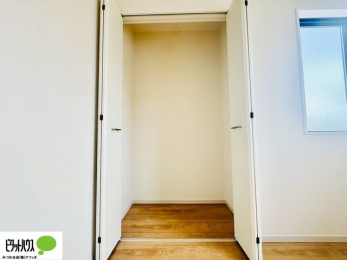 ���[�@�N���[�[�b�g�́A�����E���s��������A��̒����ߗނ����N���N���[�\�ł�