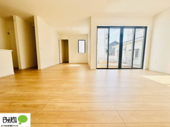 ���r���O�@�傫�ȑ��̂��郊�r���O�͖��邭�A���ʂ����ǂ��A�Ƒ��݂�Ȃ̏΂����������n��܂�