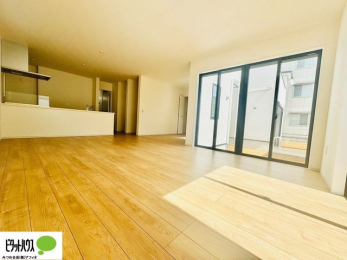 ���r���O�@�P�K�͉J�˃V���b�^�[�t���ŁA���V��̎����̖h�ƂȂǈ��S�ł�