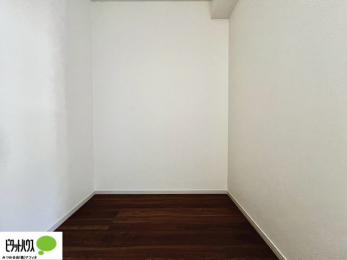 ���[�@�傫�ȃE�H�[�N�C���N���[�[�b�g�ɂ́A�G�ߕ��̈ߗނȂǂ܂Ƃ߂Ď��[�ł��A���������L���g���܂��B