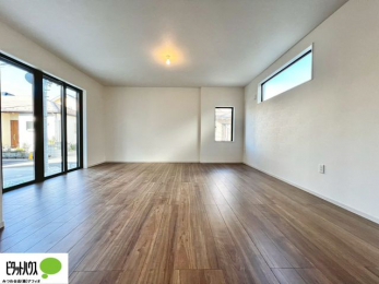 ���r���O�@���R�����������ޒg���ȃ��r���O�B��������ɂ͓Ǐ��₨���Q�ł����Ȃ���̂�т�Ɖ߂����ЂƎ����B