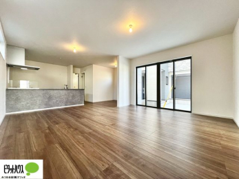 ���r���O�@�傫�ȑ��̂��郊�r���O�͖��邭�A���ʂ����ǂ��A�Ƒ��݂�Ȃ̏΂����������n��܂��B