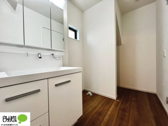 ���ʑ�E���ʏ��@���ʏ��Ɏ��[�X�y�[�X��݂��܂����B������^�I���A�X�g�b�N��܂Ȃǉ����Ƒ����̂Ń��l���ɃX�y�[�X������Əd�󂵂܂��B