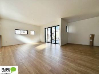 ���r���O�@���R�����������ޒg���ȃ��r���O�B��������ɂ͓Ǐ��₨���Q�ł����Ȃ���̂�т�Ɖ߂����ЂƎ����B