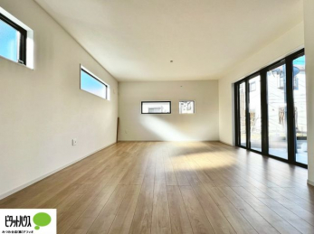 ���r���O�@�傫�ȑ��̂��郊�r���O�͖��邭�A���ʂ����ǂ��A�Ƒ��݂�Ȃ̏΂����������n��܂��B