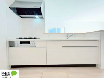 �L�b�`���@�l�C�̃J�E���^�[�L�b�`������́A���r���O�ɂ��邲�Ƒ��̗l�q���f���܂�