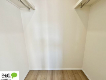 ���[�@�傫�ȃE�H�[�N�C���N���[�[�b�g�ɂ́A�G�ߕ��̈ߗނȂǂ܂Ƃ߂Ď��[�ł��A���������L���g���܂��B