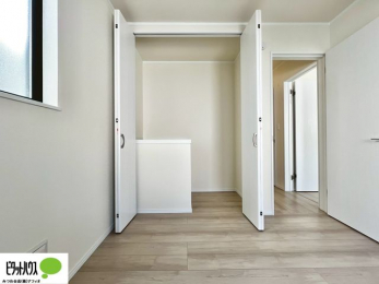 �o���R�j�[�@���ꂼ��̂������Ɏ��[�X�y�[�X������̂Ńv���C�x�[�g�ȉו����g�߂ɒu�����Ƃ��ł��܂��B