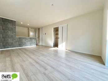 ���r���O�@���R�����������ޒg���ȃ��r���O�B��������ɂ͓Ǐ��₨���Q�ł����Ȃ���̂�т�Ɖ߂����ЂƎ����B