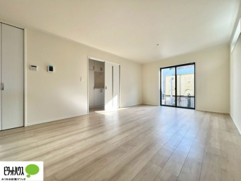 ���r���O�@�傫�ȑ��̂��郊�r���O�͖��邭�A���ʂ����ǂ��A�Ƒ��݂�Ȃ̏΂����������n��܂�