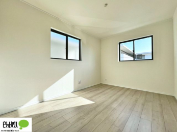 ���[�@2�ʍ̌��Ŗ��邭�A���ʂ��̗ǂ��������ł��B