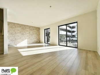 ���r���O�@�傫�ȑ��̂��郊�r���O�͖��邭�A���ʂ����ǂ��A�Ƒ��݂�Ȃ̏΂����������n��܂�