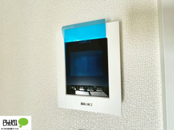 �@������Ԃ����S��TV���j�^�[�t���C���^�[�z��