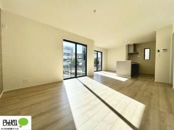 ���r���O�@�傫�ȑ��̂��郊�r���O�͖��邭�A���ʂ����ǂ��A�Ƒ��݂�Ȃ̏΂����������n��܂�