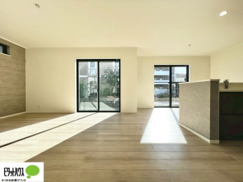 ���r���O�@���r���O�́A�Ƌ�̔z�u���l���₷�������`�^�ł��B�߂����₷���Ƒ��݂�Ȃ̌e���̏�ɁB