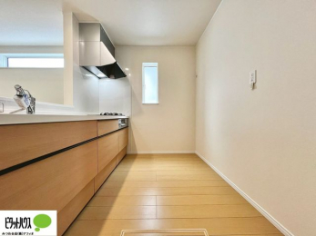 �L�b�`���@�{�H��ʐ^�@�V�z�Ȃ�ł͂̃s�J�s�J�̃L�b�`���͖����̂��������y�������Ă���܂��ˁB