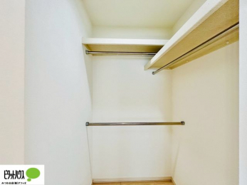 ���[�@�傫�ȃE�H�[�N�C���N���[�[�b�g�ɂ́A�G�ߕ��̈ߗނȂǂ܂Ƃ߂Ď��[�ł��A���������L���g���܂�