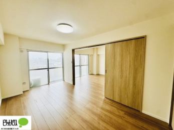 ���̑����ρ@���r���O���ɂ͗m�����B�h�A���J���āA����ɍL����Ԃɂ��邱�Ƃ��\�ł��B