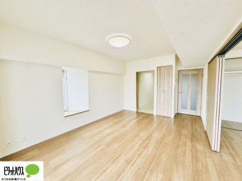 ���r���O�@�傫�ȑ��̂��郊�r���O�͖��邭�A���ʂ����ǂ��A�Ƒ��݂�Ȃ̏΂����������n��܂�